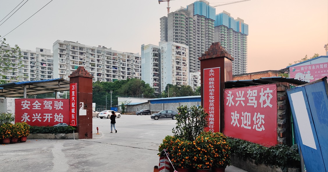 望州岭训练场大门.jpg